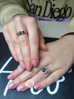 Pretty polka dots on ring fingers ❤️