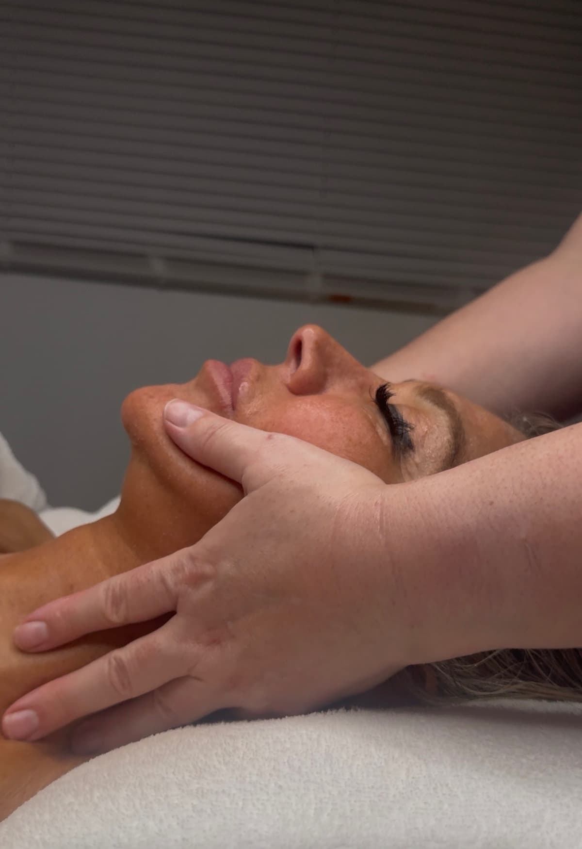 For skin that feels dull, uneven or lacking glow. Perfect if you're noticing early signs of tiredness, tension or softening and want structured, natural lift.
Subtle, Structured, Elevated.