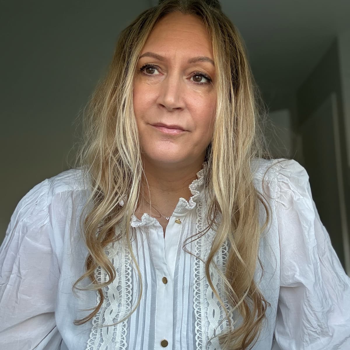 Hi, I’m Jo, the therapist behind The Skin Space.
I created this private garden studio to offer calm, personalised facial treatments designed to support dehydrated, sensitive and ageing skin.