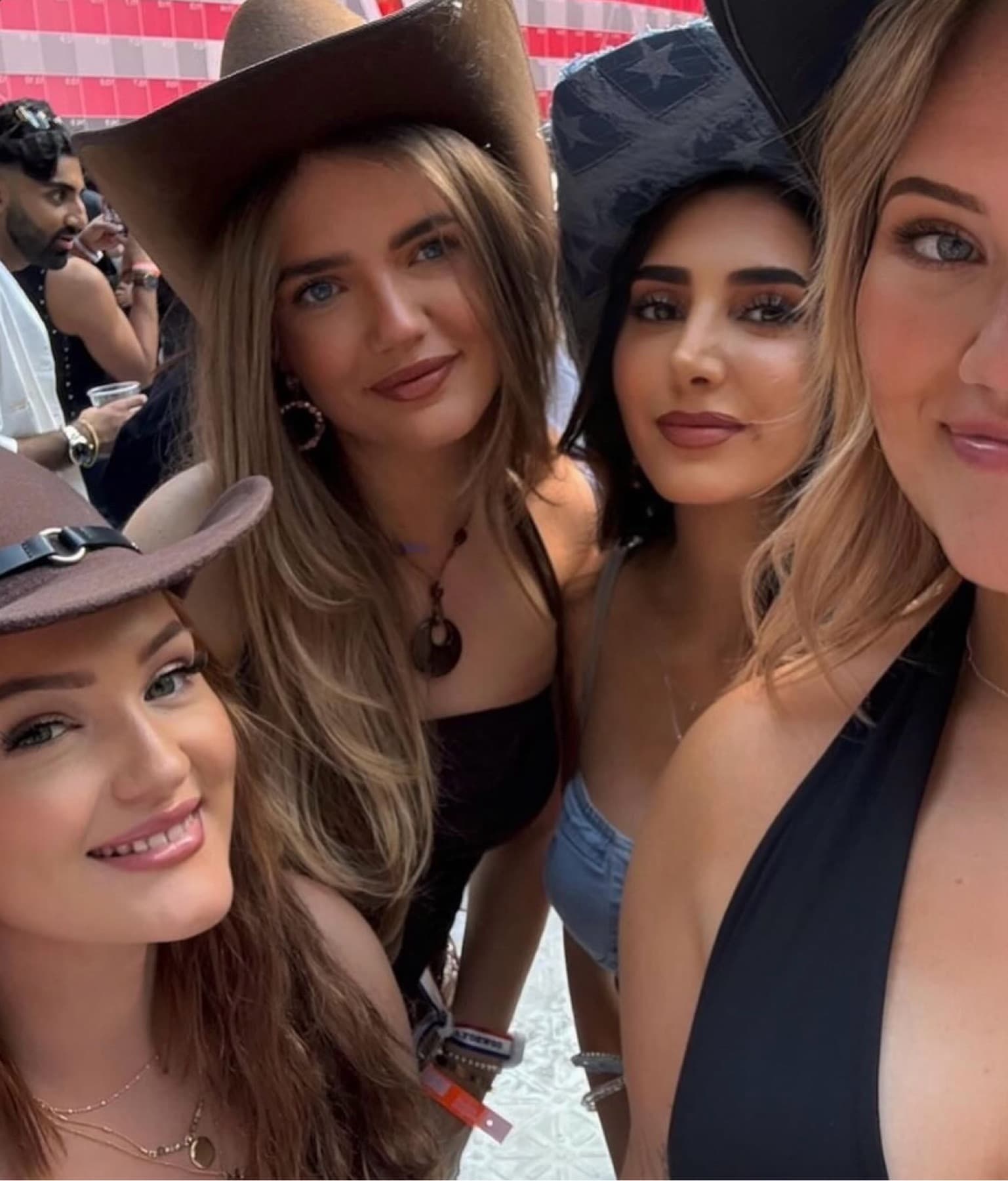 Some relationships start in the chair and naturally grow beyond it. Many of the women I meet through my work become familiar faces, regular conversations, and genuine friendships. This photo is a small reflection of that.