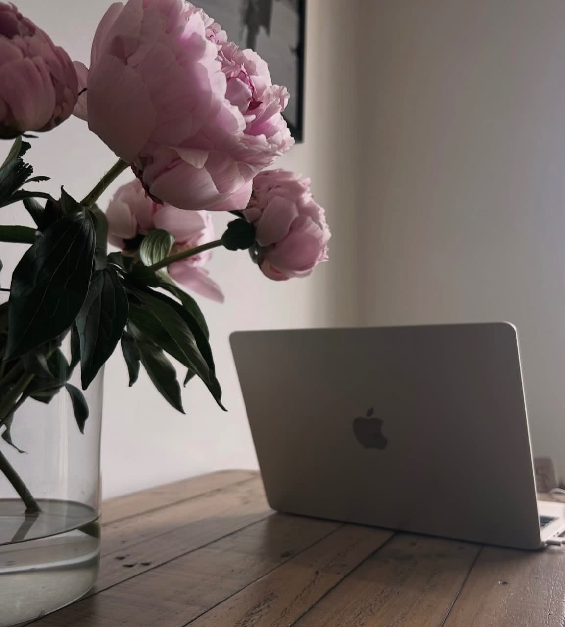 A consultation with Naomi includes a physical skin treatment beginning with a deep double cleanse and bare skin analysis. Depending on findings, a personalised protocol will provide a foundation for all future treatments and is concluded with the restoring power of LED light therapy & finishing products to hydrate and protect.
Every appointment includes a comprehensive assessment of your current skincare regimen to ensure your routine at home complements and maximises your in-clinic treatments. If needed, Naomi will offer to curate a bespoke skincare plan tailored to your specific needs.
This personalised consultation is a fundamental part of all SKIN appointments bookings, ensuring that each client can receive the best advice and skincare recommendations.