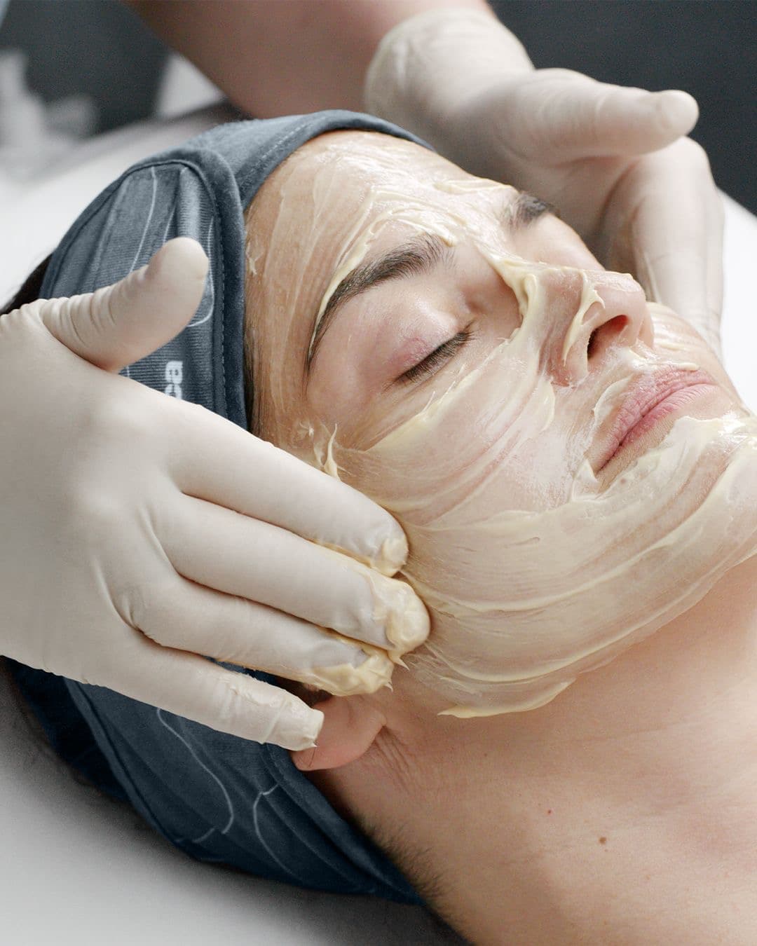The facials that treat specific concerns through product layering, skin technology and tools to rejuvenate the skin. You will leave feeling radiant, rejuvenated and truly relaxed.
* Skin 60: (60 minutes)
* Skin 90: (90 minutes)