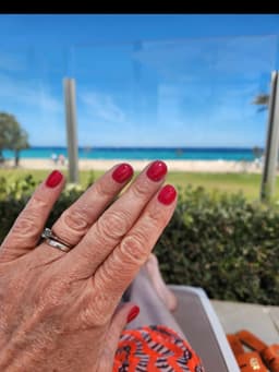 Holiday nails activated ☀️