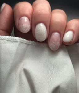 Soft nude with lace details 🤍