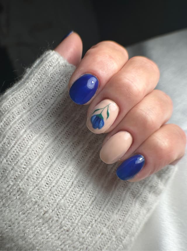 Soft nude meets deep blue💙