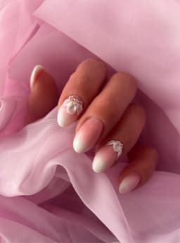 When soft meets elegant 🤍