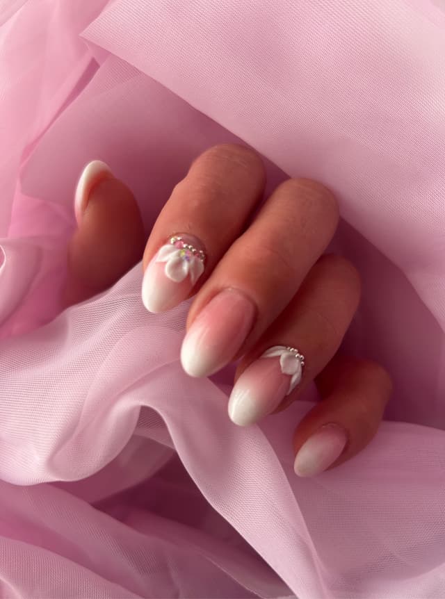 When soft meets elegant 🤍