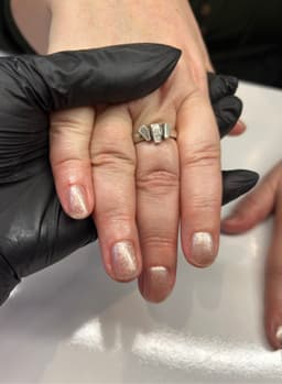Soft & natural gel polish on short nails