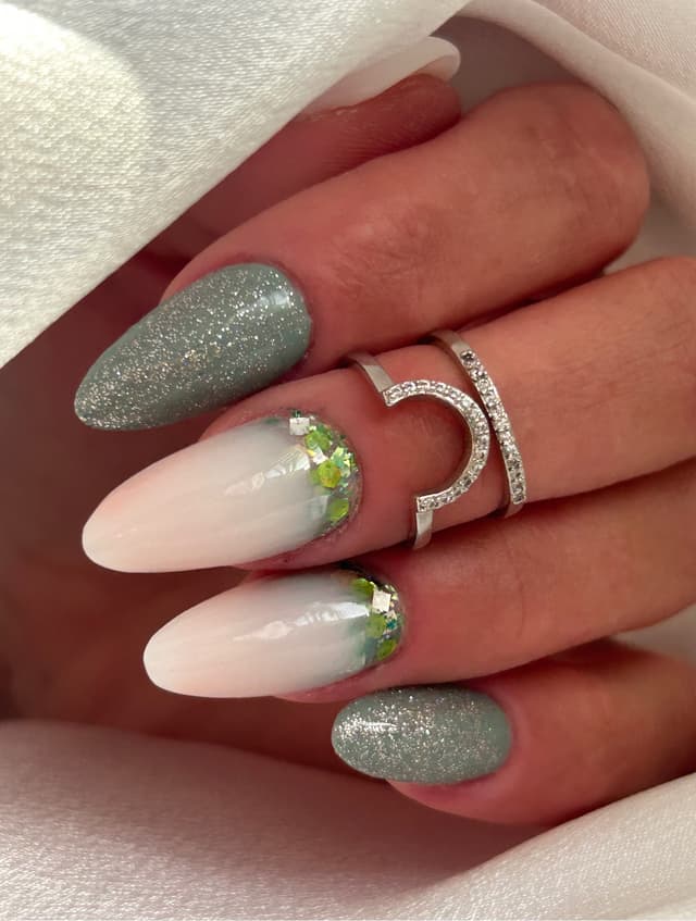 Green glitter ombre & milky white 🤍