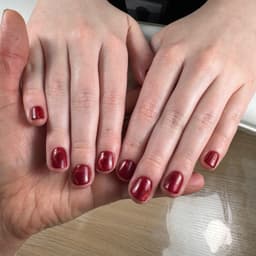 Prescriptive manicure + cat-eyes