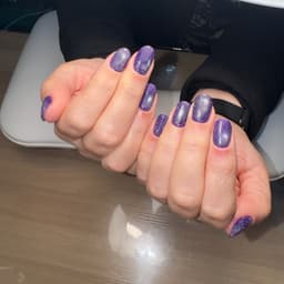 Prescriptive manicure + cat-eyes