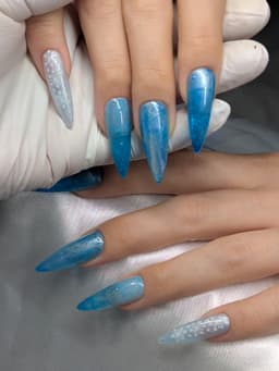 Winter wonderland vibe - ice & icecles