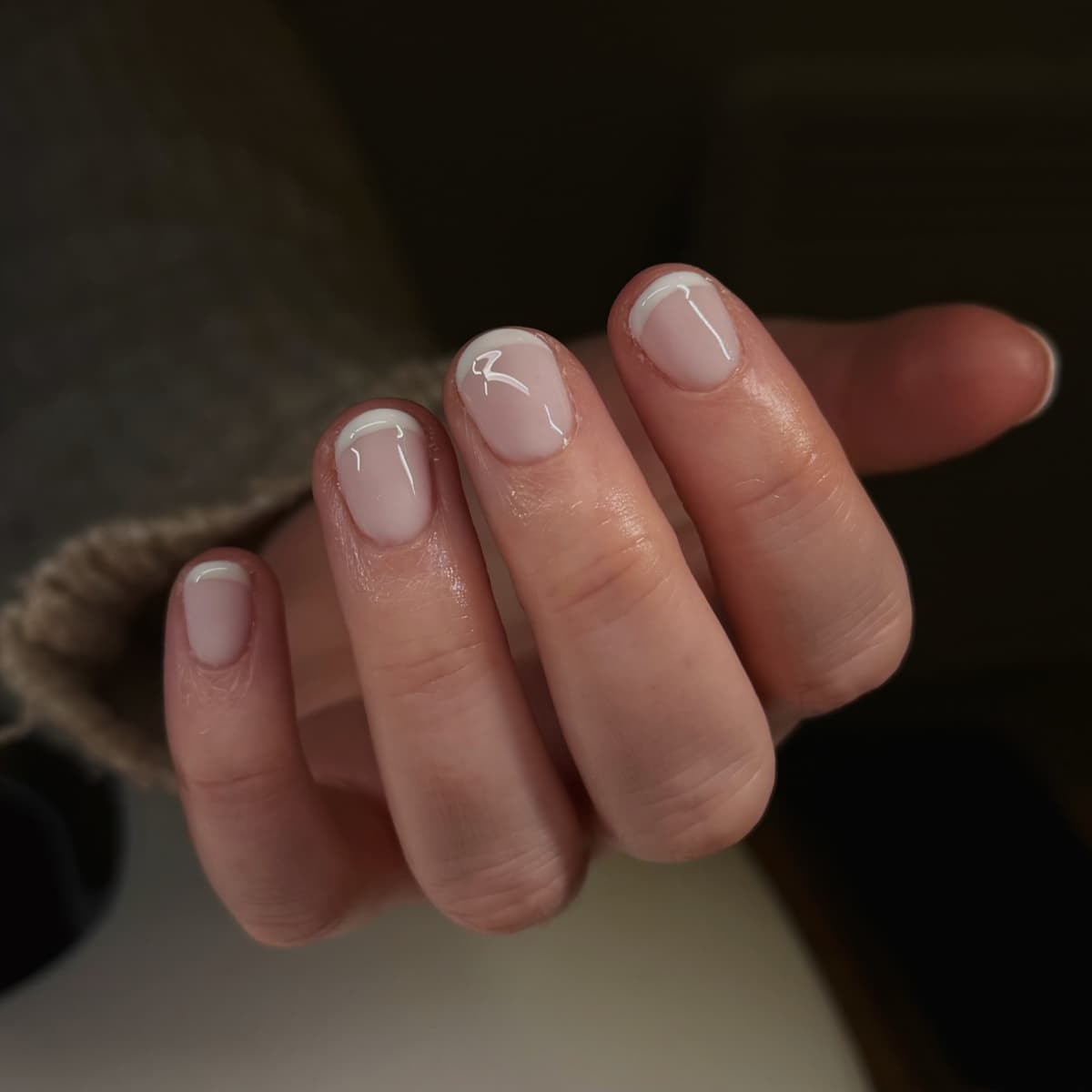 Gel polish is perfect if you're looking for a manicure that lasts. It can stay chip-free for up to two to three weeks while maintaining its shine. It’s ideal for holidays, busy lifestyles, or anyone who wants low-maintenance nails that still look freshly done.
To keep your gel manicure looking its best, regular cuticle oil and proper nail care are recommended. Gel polish should always be professionally removed to protect the natural nail.