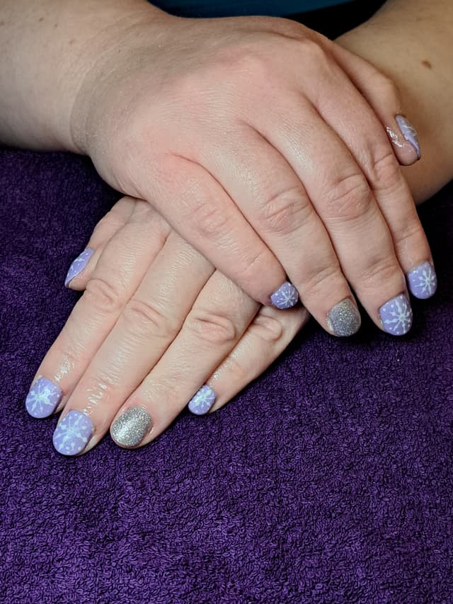 Snowy nails