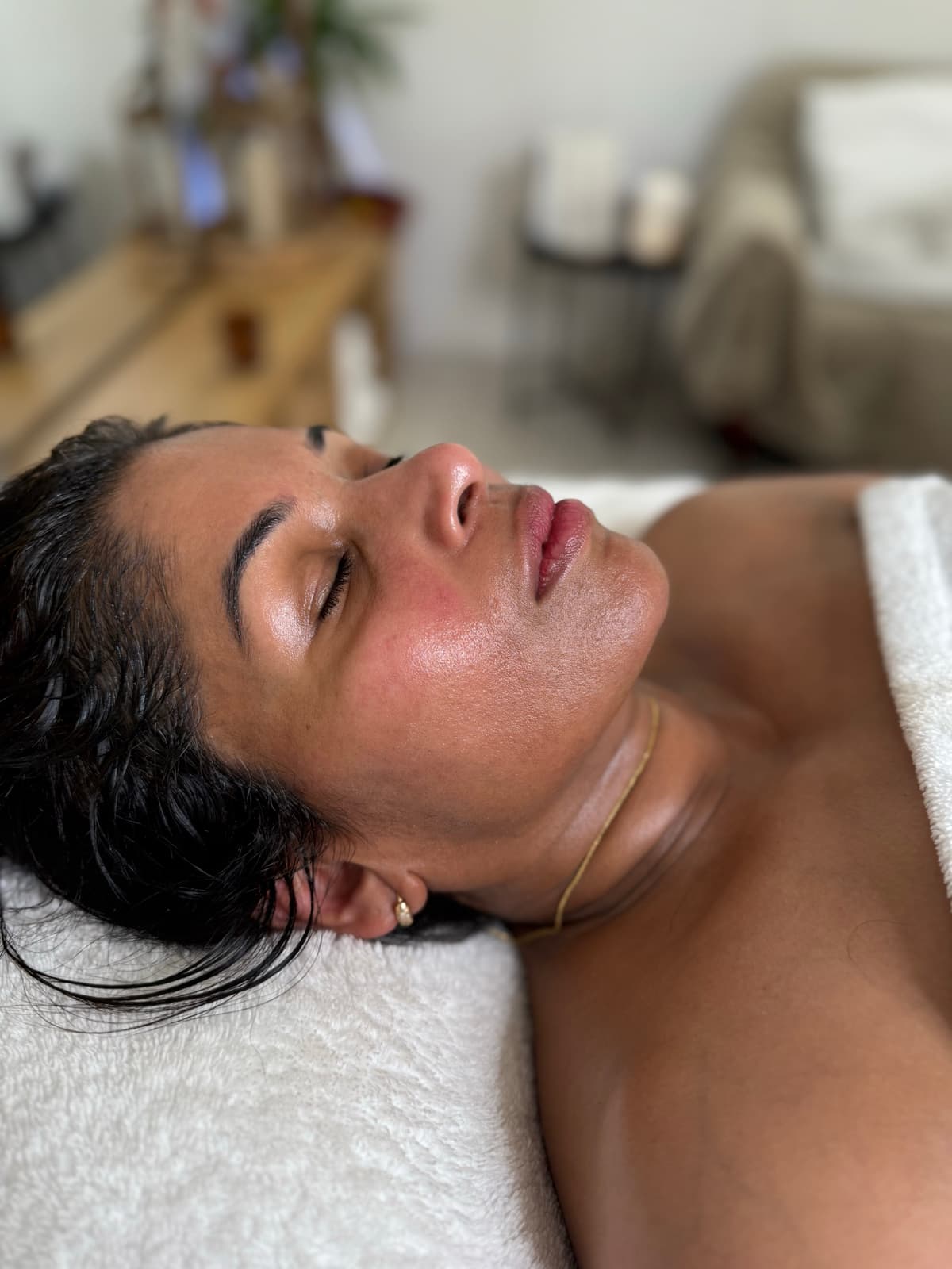 For skin that feels tired or in need of a natural lift. Ninety+ minutes of intentional care. Sculpting. Lifting. Restoring. Repairing. Visible results paired with deep relaxation. This is for the woman who does everything for everyone else - and rarely pauses. You'll leave lifting, glowing and grounded like you've pressed pause on your nervous system. 
Perfect: when you want the full experience.