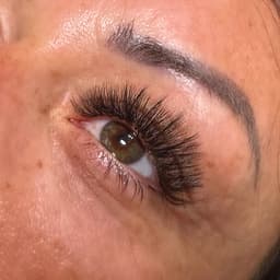 Texture. Wispy volume lashes.