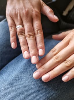 Hard gel short nails with colour