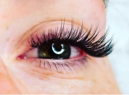 Full volume wispy lashes extensions
