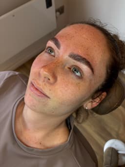 Brow Lamination with hybrid stain