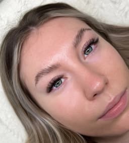 Wispy hybrid lash extensions