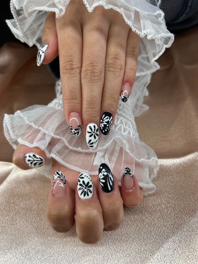 💅🏻Full new gel set with hand painted black & white floral design 💖