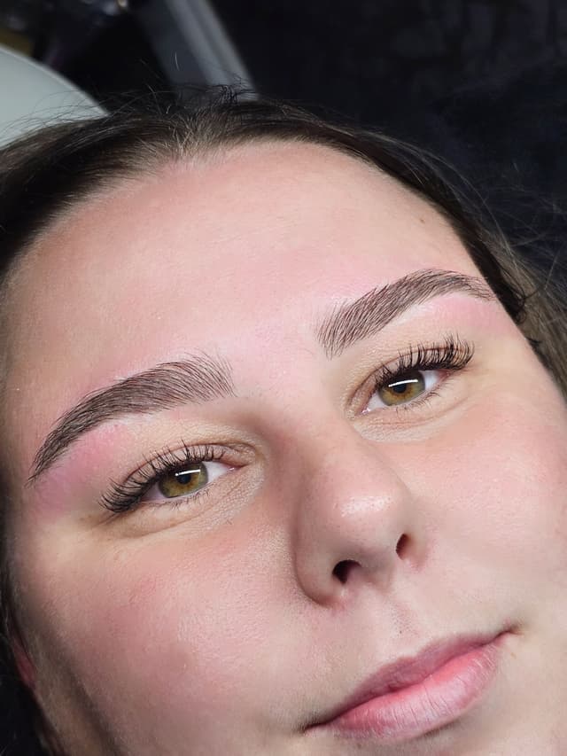 Wispy classic lashes