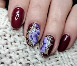 Gel polish with 2 nails of art