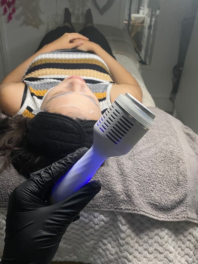 Ice globe massage - closes the pores, reduces redness and relaxes the skin.