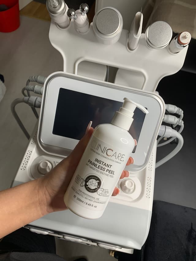 Painless enzyme peel - removes dead skin cells and helps boost cell turnover.